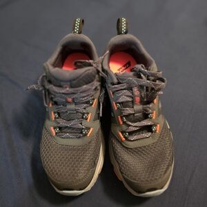 NEW BALANCE WOMENS SIZE 7.5 ATHLETIC TRAIL RUNNING SNEAKERS